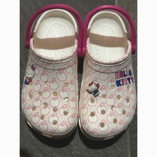 クロックス(crocs)の【新品/未使用】クロックス　ハローキティコラボ（海外購入）M6 W8(サンダル)