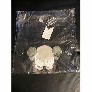 ユニクロ(UNIQLO)の新品未使用 未開封 ユニクロ カウズ Tシャツ UNIQLO KAWS TEE(シャツ/ブラウス(長袖/七分))