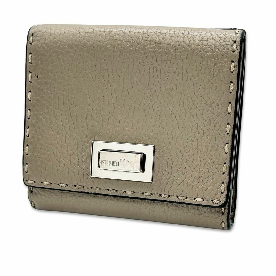 FENDI - フェンディ ピーカブー レザー 二つ折り 財布 小銭入れ FENDI - フェンディ ピーカブー レザー 二つ折り 財布 小銭入れ
