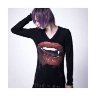 シヴァーライズ(CIVARIZE)のCIVARIZE リップ柄 Vネック Tシャツ 長袖 カットソー(Tシャツ/カットソー(七分/長袖))