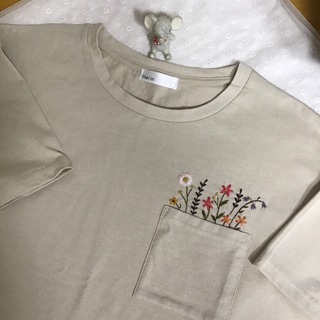 手刺繍ボタニカル　Tシャツ　ベージュ色　ハンドメイド(Tシャツ(半袖/袖なし))
