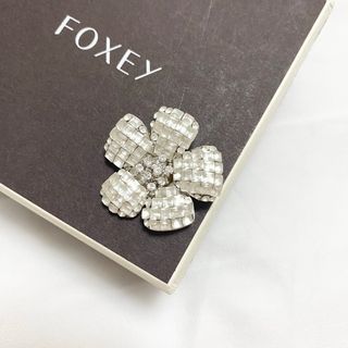 FOXEY(ブローチ/コサージュ ・ ホワイト/白色系)のフリマ FOXEY(ブローチ/コサージュ ・ ホワイト/白色系)のフリマ