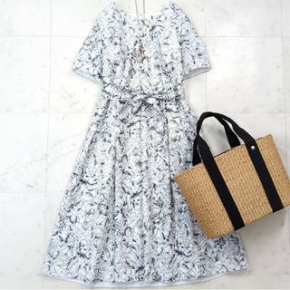 アマカ(AMACA)の極美品♪アマカ×リバティ 花刺繍フレアワンピース 黒白 コットン LIBERTY(ロングワンピース/マキシワンピース)