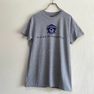 ギルタン(GILDAN)のアメリカ古着　ネブラスカ大学　サッカー　カレッジ　半袖　Tシャツ　I438(Tシャツ/カットソー(半袖/袖なし))