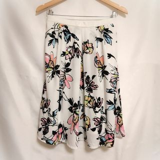 トッコクローゼット(TOCCO closet)のTOCCO closet ホワイト 花柄 スカート 夏コーデ(ひざ丈スカート)