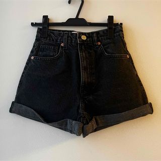 ザラ(ZARA)のハイウエスト　デニム　ショートパンツ　ZARA(ショートパンツ)