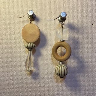 ハンドメイド　ウッド＆アクリルパーツ　ピアス　ベージュ　ナチュラル系(ピアス)