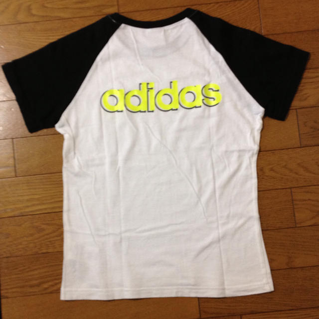 adidas(アディダス)のadidasの蛍光ロゴTシャツ レディースのトップス(Tシャツ(半袖/袖なし))の商品写真