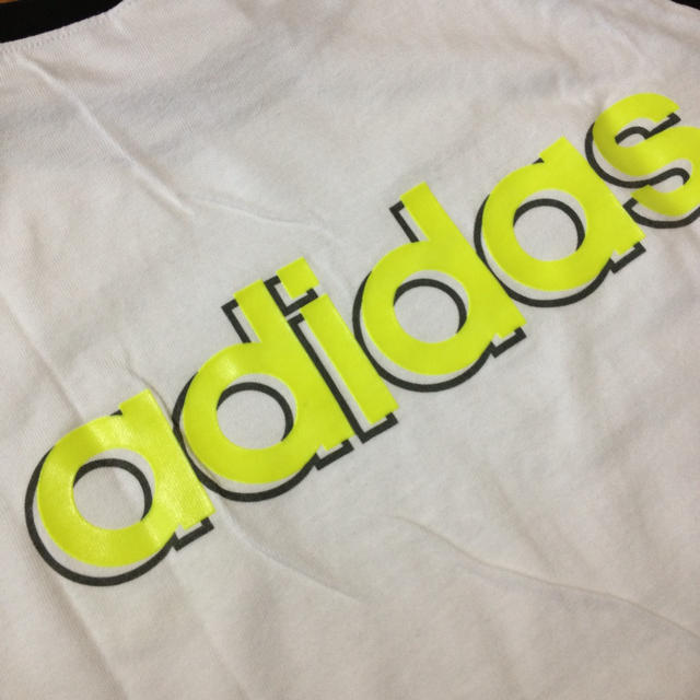 adidas(アディダス)のadidasの蛍光ロゴTシャツ レディースのトップス(Tシャツ(半袖/袖なし))の商品写真