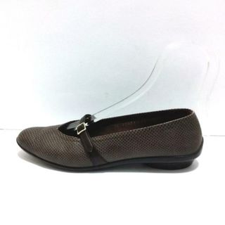 サルヴァトーレフェラガモ(Salvatore Ferragamo)のSalvatoreFerragamo(サルバトーレフェラガモ) フラットシューズ 5 1/2C レディース美品  - ダークブラウン 型押し加工 レザー(その他)