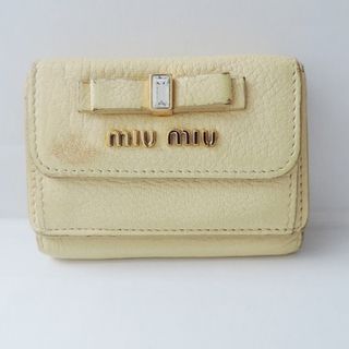 ミュウミュウ(miumiu)のmiumiu(ミュウミュウ) 3つ折り財布 - ライトイエロー ビジュー/リボン レザー(財布)