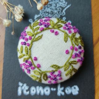 千日紅とユーカリのリース　刺繍ヘアゴム(コサージュ/ブローチ)