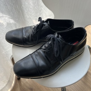 プラダ(PRADA)のPRADAの黒革ラバーソール靴(ドレス/ビジネス)