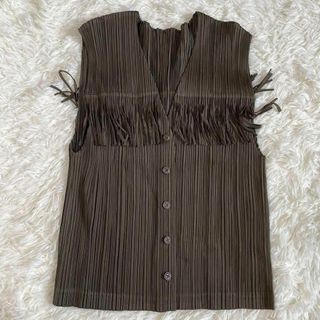 プリーツプリーズイッセイミヤケ(PLEATS PLEASE ISSEY MIYAKE)のプリーツプリーズ　フリンジ　ノースリーブ　カーキ　PLEATSPLEASE(Tシャツ(半袖/袖なし))