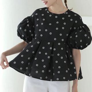 【6/10まで出品】Meraki. フラワー刺繍トップス(シャツ/ブラウス(半袖/袖なし))