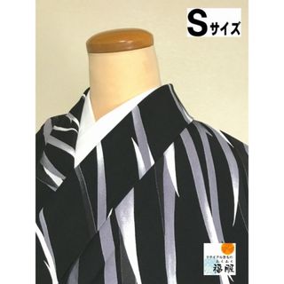 【中古】小紋 化繊 黒地によろけ縞模様 単衣 裄67cm Sサイズ(着物)