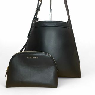 チャールズアンドキース(Charles and Keith)の現行品✨チャールズアンドキース　エドナ　ワンショルダーバッグ　ポーチ付き　A4(ショルダーバッグ)