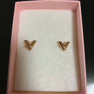 ルイヴィトン(LOUIS VUITTON)のルイヴィトン　スタッドピアス　エセンシャルV LVロゴピアス　イエローゴールド色(ピアス)