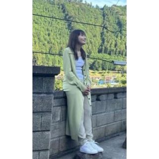 マウジー(moussy)の川口春奈着用 MOUSSY CURVE SLEEVE KNIT OP(カーディガン)