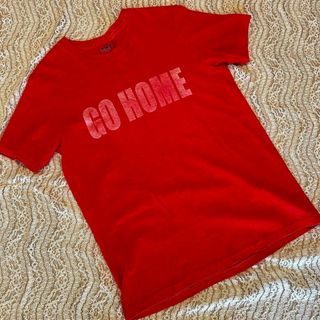 ティーエムティー(TMT)のTMT ピグメントダイ加工 GO HOMEロゴ Tシャツ(Tシャツ/カットソー(半袖/袖なし))