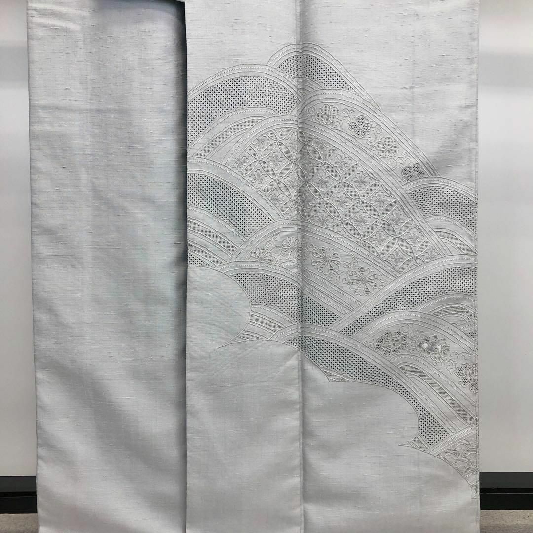 付下げ 総刺繍 汕頭刺繍 波模様花七宝 真綿紬 薄京鼠色 しつけ糸 付下げ 総刺繍 汕頭刺繍 波模様花七宝 真綿紬 薄京鼠色 しつけ糸