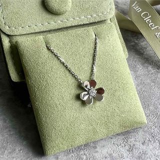 ヴァンクリーフアンドアーペル(Van Cleef & Arpels)のヴァンクリーフ&アーペル  フリヴォル ミニ ペンダント WG (ネックレス)