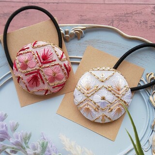 ホワイトとピンクの小花柄インド刺繍リボンのくるみボタンヘアゴムのセット(ヘアアクセサリー)