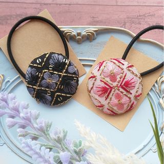 ブラックとピンクの小花柄インド刺繍リボンのくるみボタンヘアゴムのセット(ヘアアクセサリー)