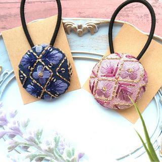 ネイビーとパープルの小花柄インド刺繍リボンのくるみボタンヘアゴムのセット(ヘアアクセサリー)