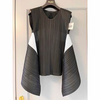 プリーツプリーズイッセイミヤケ(PLEATS PLEASE ISSEY MIYAKE)の【6月の新作！希少‼️新品・未使用！SALT】シャープでお洒落なチュニック ❣️(チュニック)