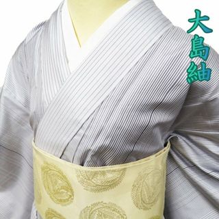 大島紬 着物 中古 正絹 袷 カジュアル 縦縞模様 白鼠色 鼠色 身丈159cm 裄65cm M きもの北條 A1033-9(着物)