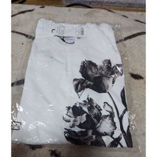 マウジー(moussy)の新品未使用　moussy　花柄Tシャツ(Tシャツ/カットソー(半袖/袖なし))