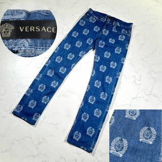 【極美品】VERSACE ヴェルサーチ　メデューサ　総柄ストレッチススリムデニム(デニム/ジーンズ)