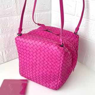 ボッテガヴェネタ(Bottega Veneta)のボッテガヴェネタ　イントレチャート　ショルダーバッグ　ピンク(ショルダーバッグ)