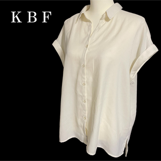 ケービーエフ(KBF)の【美品】KBF オーバーサイズ 半袖シャツ ブラウス オフホワイト 白(シャツ/ブラウス(半袖/袖なし))