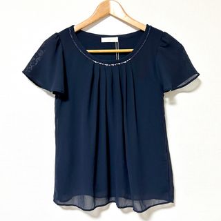 エニィスィス(anySiS)の新品 エニィスィス M ビジュー付きネイビーシフォンブラウス 袖レース 半袖 紺(シャツ/ブラウス(半袖/袖なし))