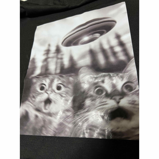 シーイン(SHEIN)の猫　tシャツ UFOに追われる猫　宇宙猫　スペースニャンコ(Tシャツ(半袖/袖なし))