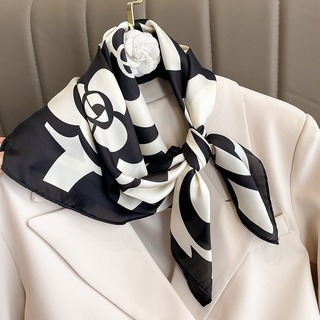 贈り物にも♡　スカーフ　バッグチャーム　紫外線対策　シルク風　花柄　上品　高級感(バンダナ/スカーフ)