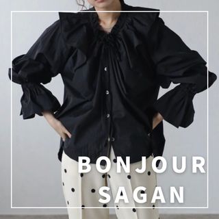 ボンジュールサガン(BONJOUR SAGAN)の"新品・タグ付"ナイロンタフタラッフルカラーブラウス/BONJOUR SAGAN(シャツ/ブラウス(長袖/七分))