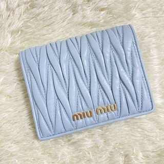 miumiu - 【極美品】MIU MIU マテラッセ 二つ折り財布 ロゴ金具 コンパクト 水色