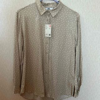 ユニクロ(UNIQLO)のユニクロ   レーヨンプリントブラウス　ベージュ　Lサイズ  (シャツ/ブラウス(長袖/七分))