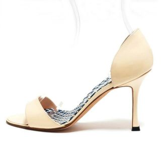 マノロブラニク(MANOLO BLAHNIK)のMANOLO BLAHNIK(マノロブラニク) サンダル 36 レディース - アイボリー エナメル（レザー）(サンダル)