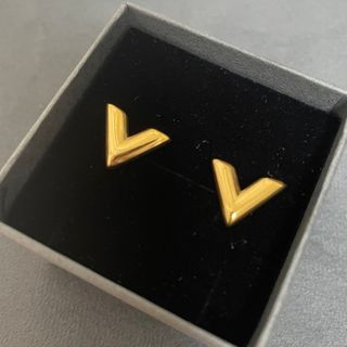 Vシェイプ　 ゴールド ピアス アクセサリー(ピアス)