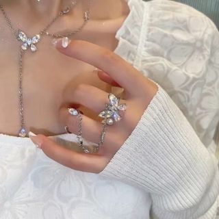 【ラスト1点】蝶 指輪 リング シルバー かわいい キラキラ 豪華 かわいい(リング(指輪))