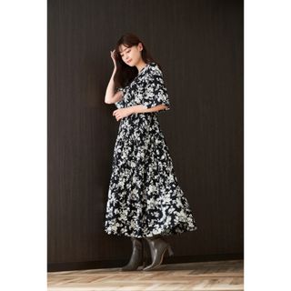 ハーリップトゥ(Her lip to)のMonotone Floral Slit Sleeve Dress(ロングワンピース/マキシワンピース)