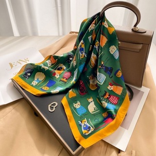 大好評♡　ネコ　グリーン　スカーフ　バッグチャーム　シルク風　紫外線対策　高級感(バンダナ/スカーフ)