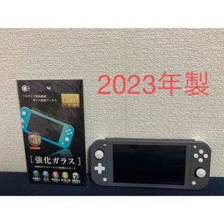 ニンテンドースイッチ(Nintendo Switch)の【2023年製】Switchライト本体 グレー おまけ強化ガラス保護フィルム付き(携帯用ゲーム機本体)