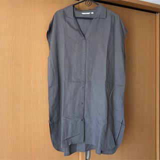 ユニクロ(UNIQLO)のUNIQLO XL フレンチスリーブロング丈シャツ ダークグレー(シャツ/ブラウス(半袖/袖なし))