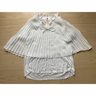 ブラウス Tシャツ　半袖　Sサイズ　白　美品　プリーツ付(シャツ/ブラウス(半袖/袖なし))