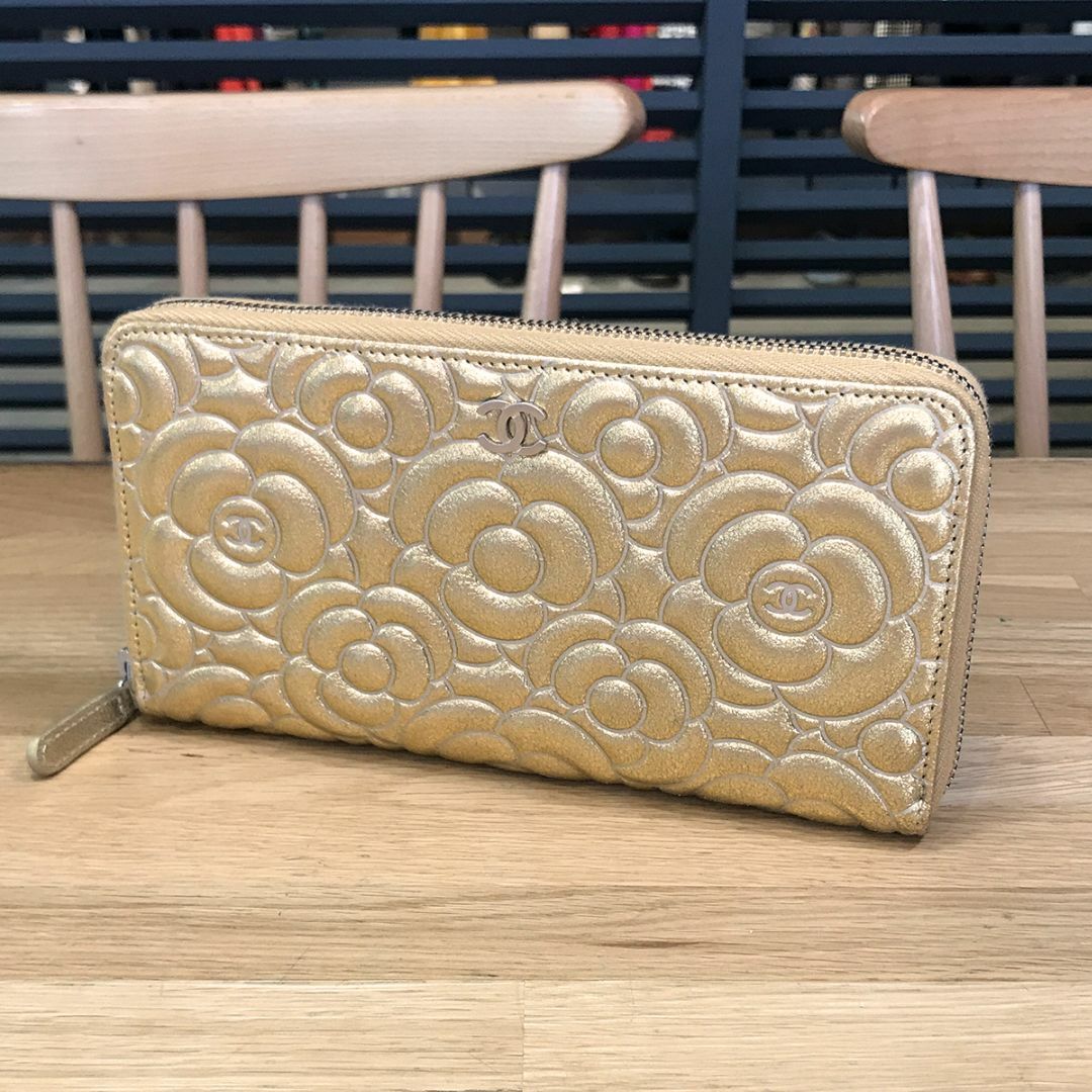 CHANEL - 新品同様 シャネル カメリア ラウンドファスナー長財布 ゴールド ココマーク